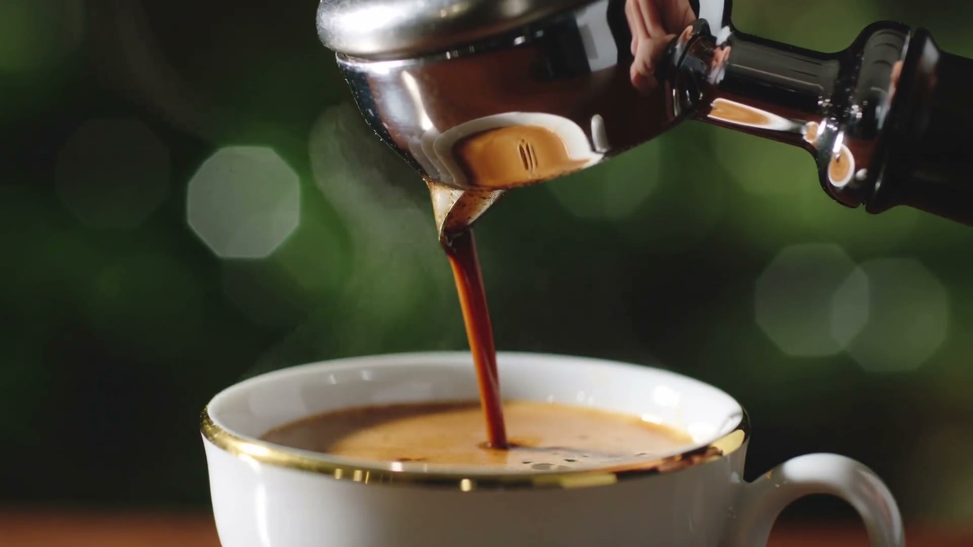 Eleganter Innenraum eines Wiener Kaffeehauses mit gepolsterten Sitznischen