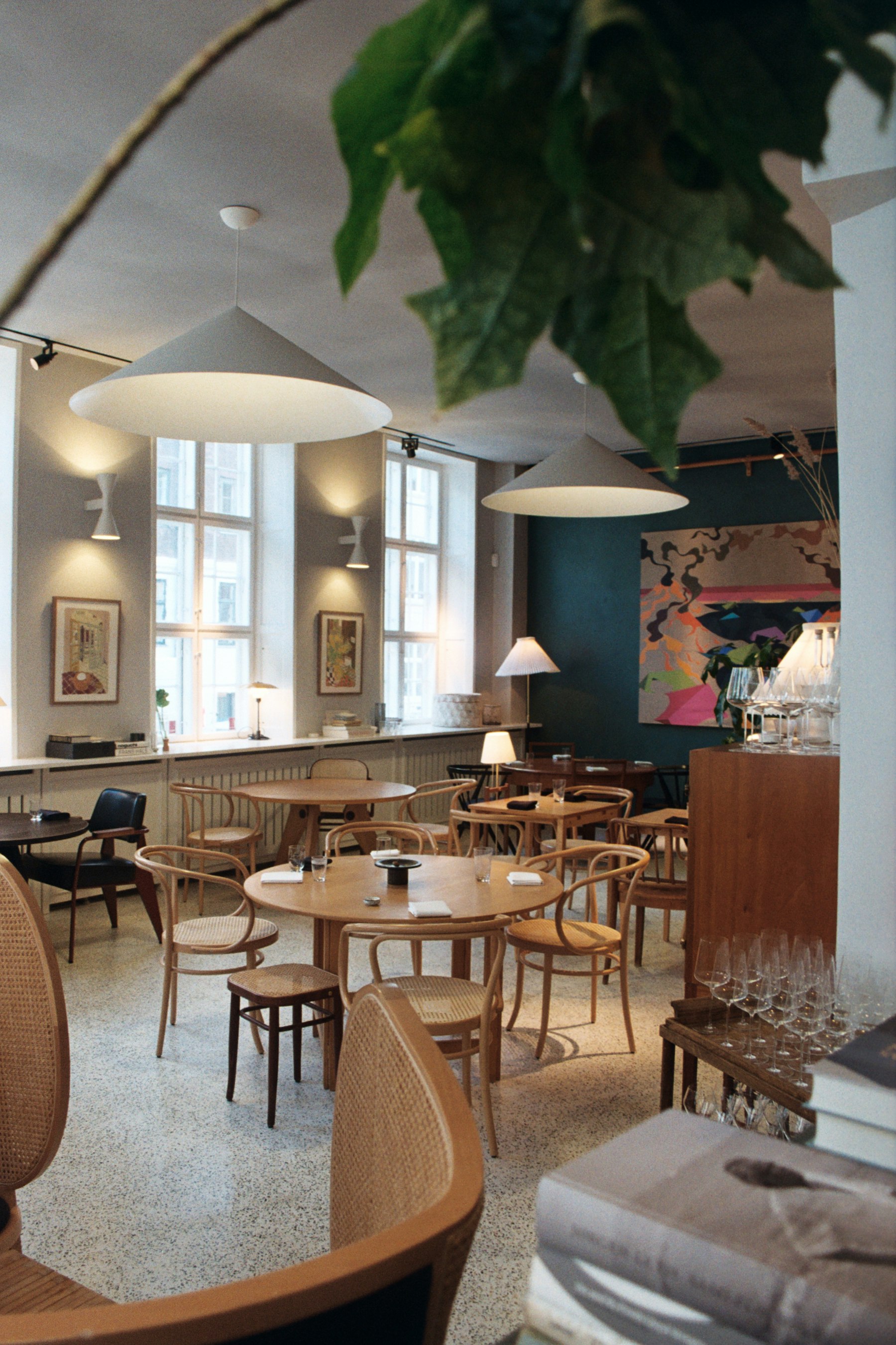 Warm eingerichteter Gastraum des Cafe Kranister