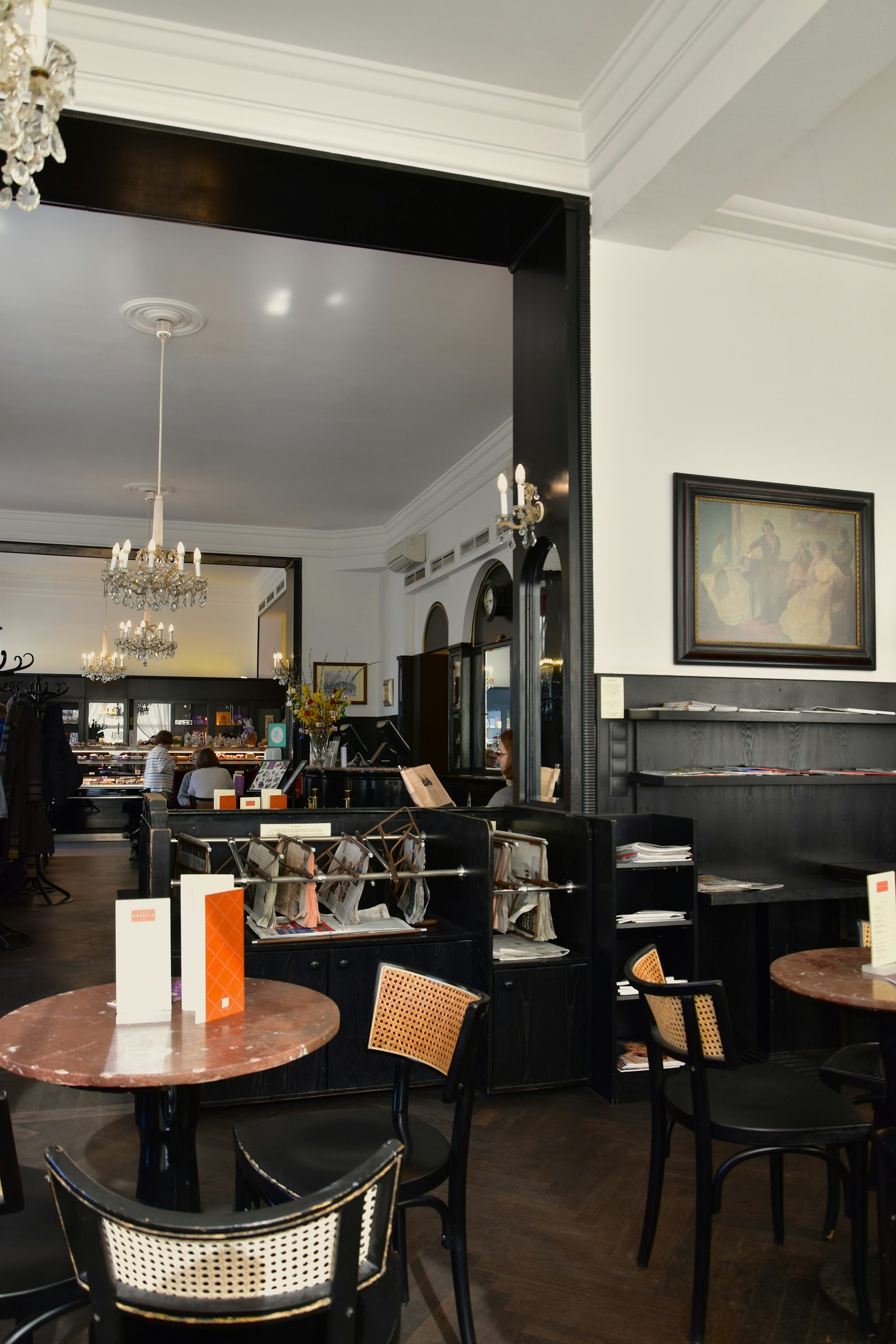 Eleganter Innenraum eines Wiener Kaffeehauses mit gepolsterten Sitznischen